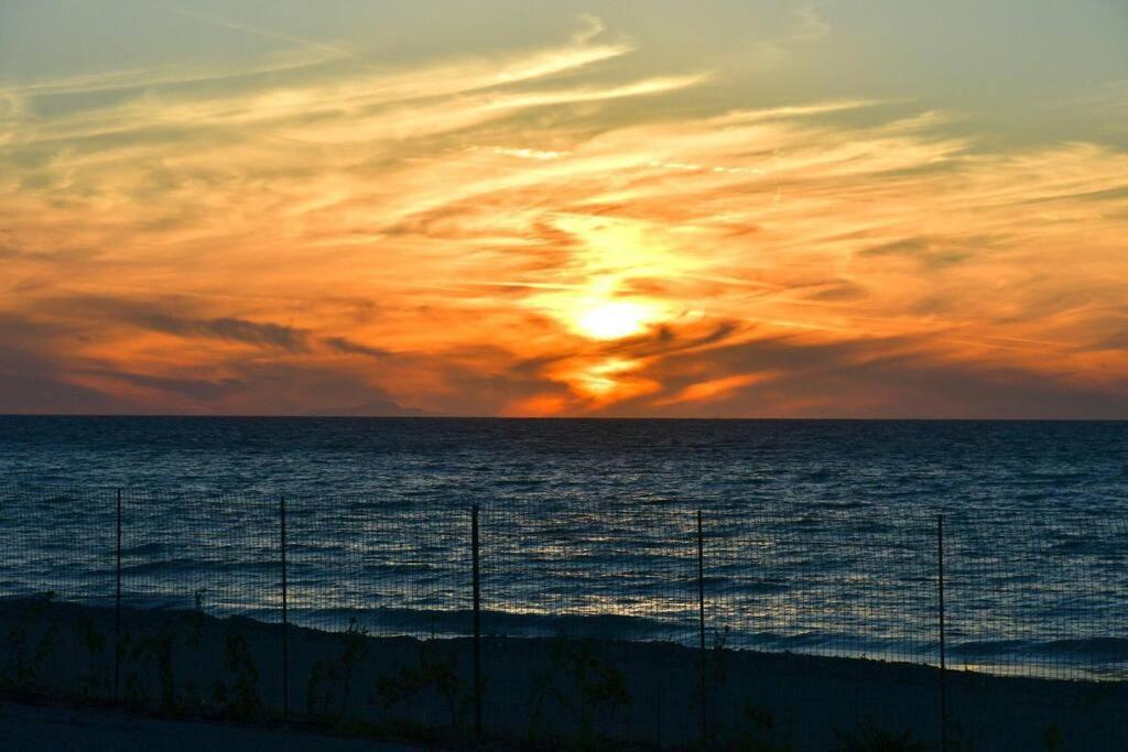 Lambou Beach Sunset Soroni Exteriér fotografie