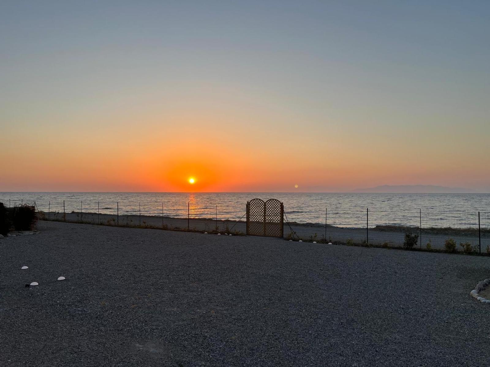 Lambou Beach Sunset Soroni Exteriér fotografie