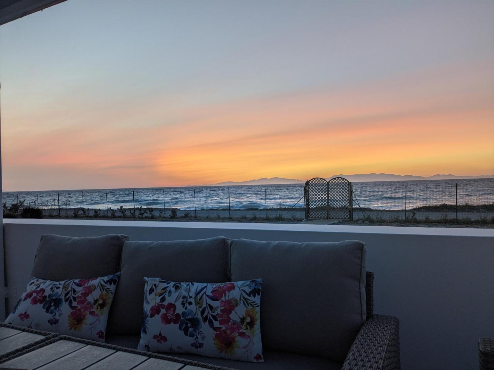 Lambou Beach Sunset Soroni Exteriér fotografie